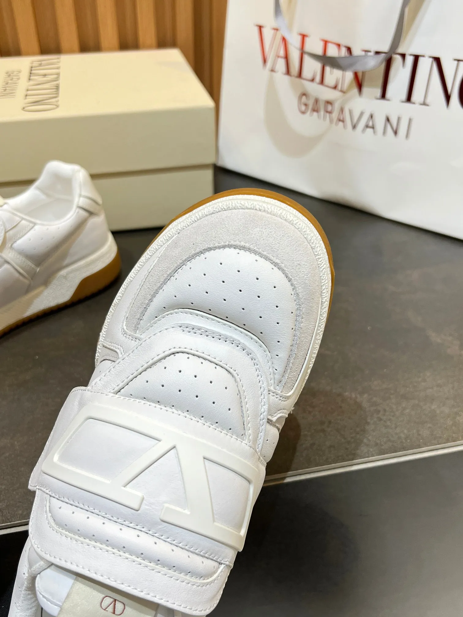 Men's men's shoes 💰760 VLTN Valentin 𝑶𝒏𝒆𝑺𝒕𝒖𝒅 Couple's sneaker series Valentino 2025 new couple's sneakers are on sale. The original ZP purchased and disassembled. Repeated pattern making and modification. The strength must be restored one to one! Top luxury masterpiece Velcro design Soft and comfortable imported calfskin 🧧brings excellent and elegant texture and excellent on-foot comfort Top purchasing version upper: imported calfskin surface/original oil edge craftsmanship Inner: water-dyed cowhide lining Outsole: original development 𝐓𝐏𝐔 two-color combination outsole Packaging: original configuration complete package Code number: 35-46 (45 46 customized)